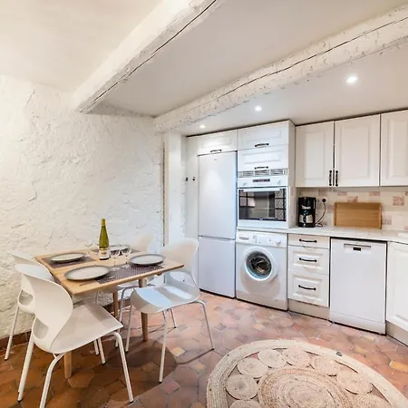 Charming 1-bedroom Townhouse Apartamento